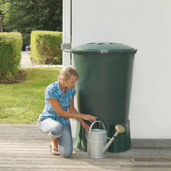 Reparatie En Bouw - Waterkraan Op Een Tegel in De Badkamers Stock Foto - Image of banket, stoel