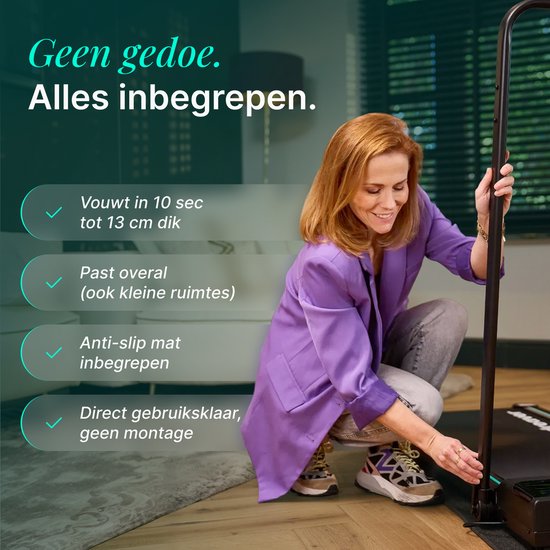 Vrouw met paarse blazer vouwt de loopband in tot 13cm dik. "Geen gedoe. Alles inbegrepen."