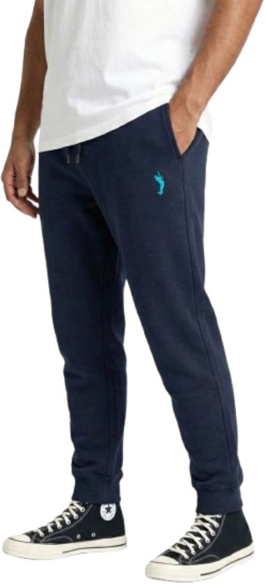 Navy joggingbroek met petrolblauw logo op de linkerheup, gedragen door een model.