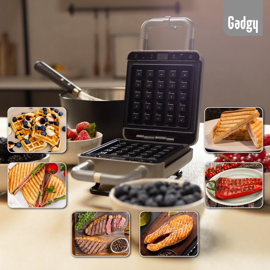 Grijze wafelijzer omringd door verschillende gerechten: wafels, tosti's, gegrilde groente, bessen en zalm.