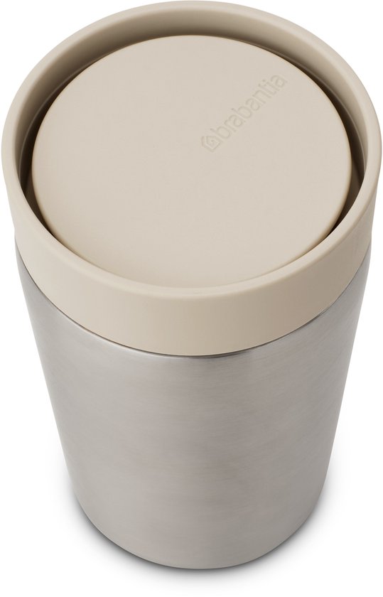 Bovenaanzicht van een zilverkleurige thermosbeker met een zandkleurig deksel, met merknaam zichtbaar.