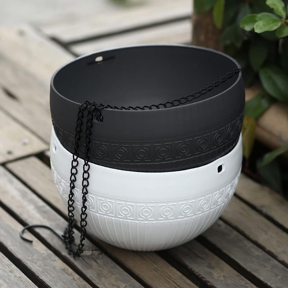 Twee hangende bloempotten voor buiten met drainagegaten, zelfwaterende hangende bloempotten met roestvrije kettingen, geschikt voor zowel binnen als buiten, zwart, 21 cm. — cadeau in Wonen & Interieur - foto 2