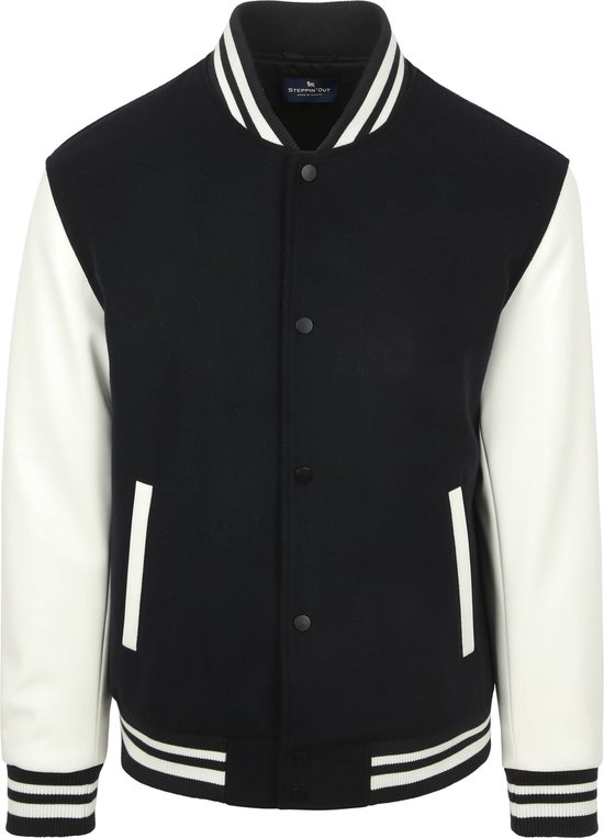 Zwart varsity jack met witte mouwen, drukknoopsluiting en gestreepte boorden.