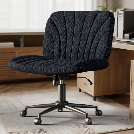 Zwarte, gestreepte bureaustoel met een golvend rug- en zitvlak, staand op een vloerkleed naast een bureau.