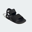 Zwarte Adidas Adilette kindersandaal, zijaanzicht met golvend patroon en drievoudig wit logo.