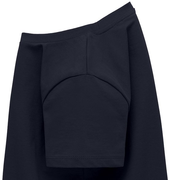 Donkerblauw t-shirt, detail van de schouder en mouw.