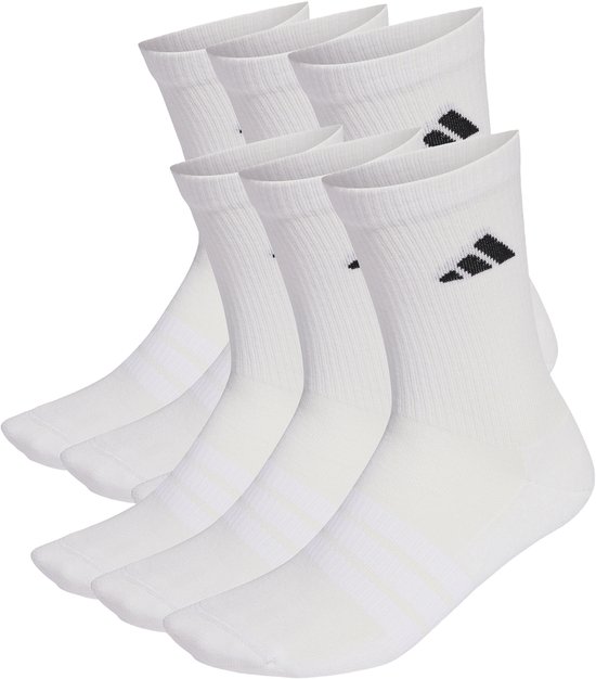 Zes witte sokken met zwarte Adidas logo's.