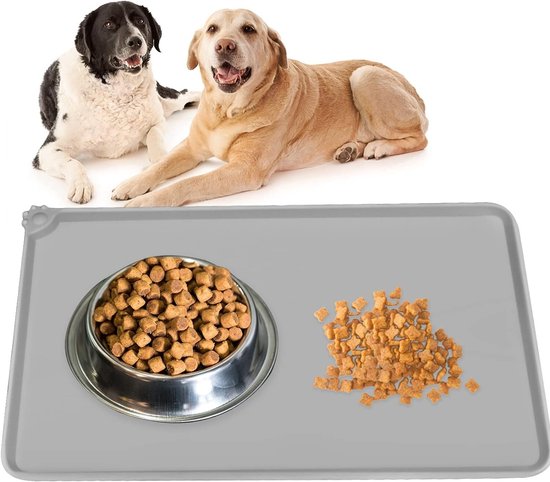 Grijze siliconen placemat met een voerbak en hondenbrokken, met twee honden op de achtergrond.
