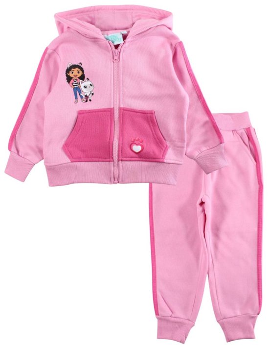 Lichtroze joggingpak met capuchon, met op de borst een afbeelding van Gabby en Pandy Poes. Heeft een dubbele voorzak.
