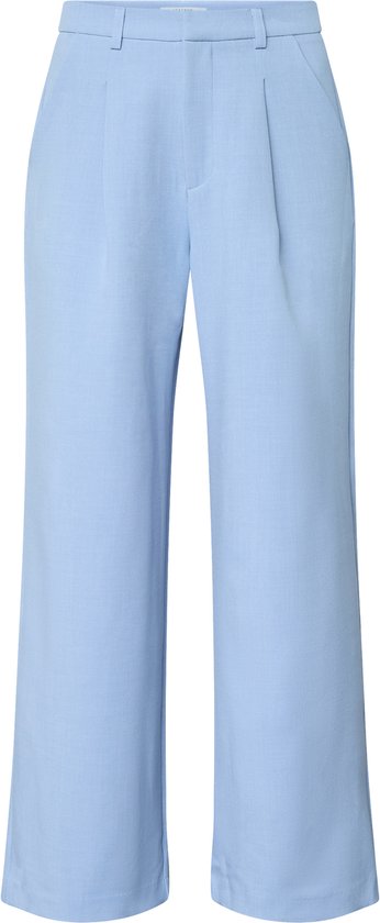 Lichtblauwe pantalon, voorkant. Wijd uitlopende pijpen.
