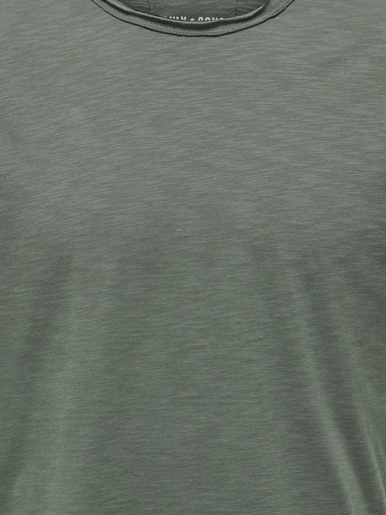 Detailopname van een groen T-shirt met een subtiele textuur.