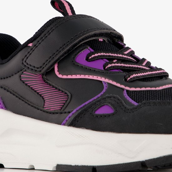Zwarte sneaker met roze en paarse accenten en klittenbandsluiting.