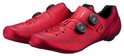 Paar rode fietsschoenen met textuur, twee BOA-sluitingen en perforaties.