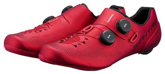 Paar rode fietsschoenen met textuur, twee BOA-sluitingen en perforaties.