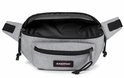 Sac banane Eastpak gris, poche avant zippée, compartiment principal ouvert.
