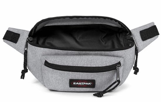 Sac banane Eastpak gris, poche avant zippée, compartiment principal ouvert.