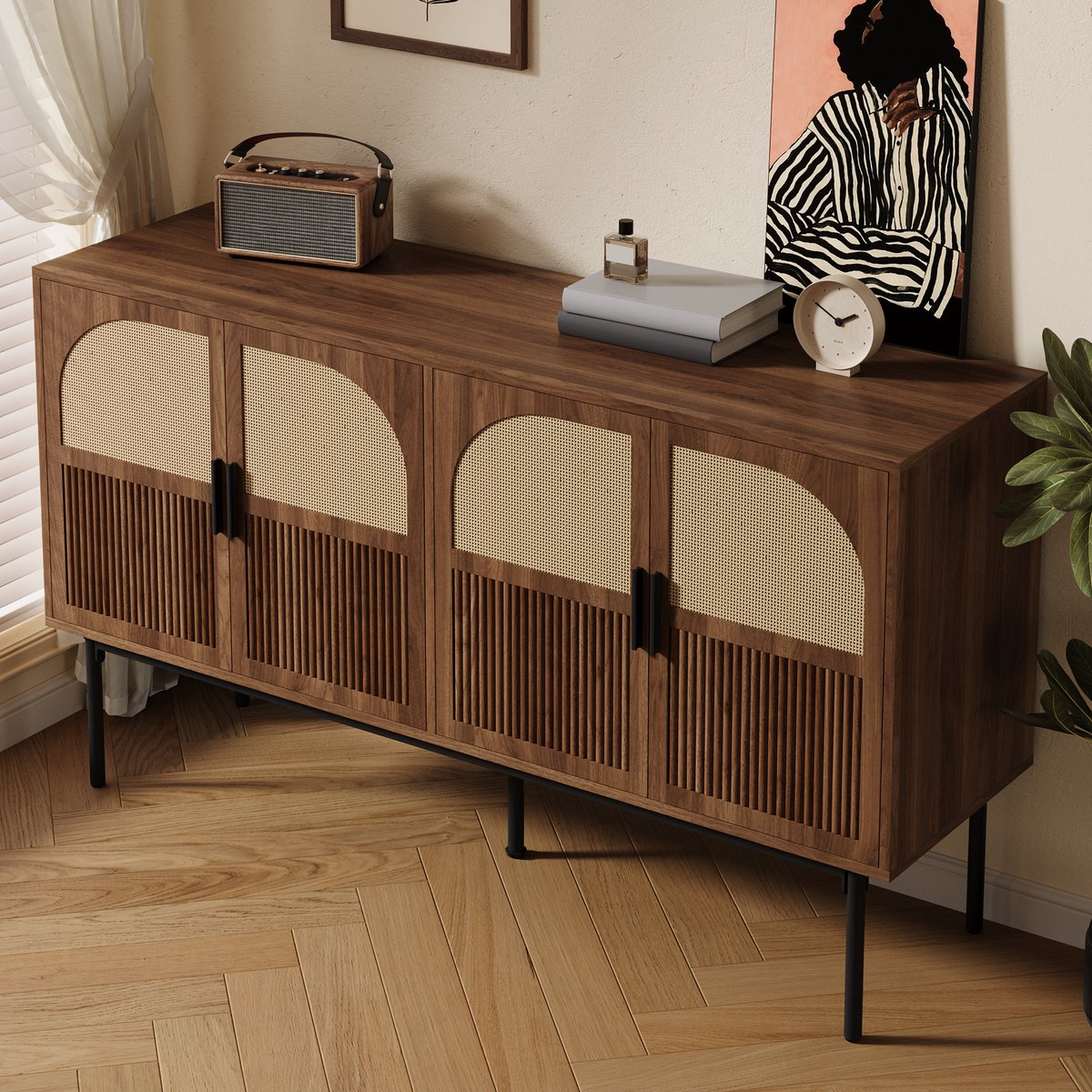 STILVORA Dressoir – Rattan En Walnootfineer – 4 Deuren Met Gedempte Scharnieren – Zwarte Stalen Poten – MDF – 140x40x80 cm – Notenbruin Natuurlijk