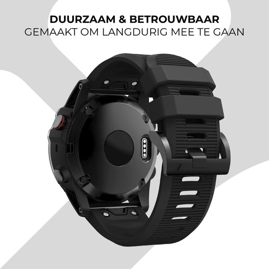 Zwarte smartwatch met gespsluiting en een rubberen band.