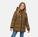 Meisje met een bruine winterjas met capuchon, zwarte ritsen en zakken.