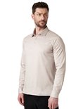 Man draagt beige longsleeve poloshirt en kijkt naar de zijkant.