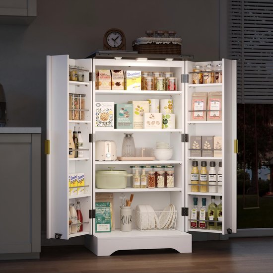Wit opbergmeubel met dubbele deuren, gouden handgrepen, LED verlichting en rekken, gevuld met etenswaren en keukengerei. In een keukenomgeving.