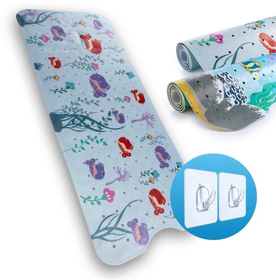 Un tapis de bain bleu clair avec des imprimés sur le thème marin pour enfants représentant des poissons et des plantes.