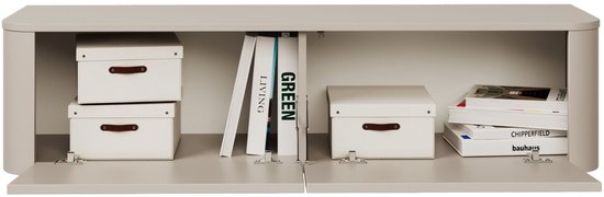 Een open beige tv-meubel met twee opbergdozen, boeken en tijdschriften.