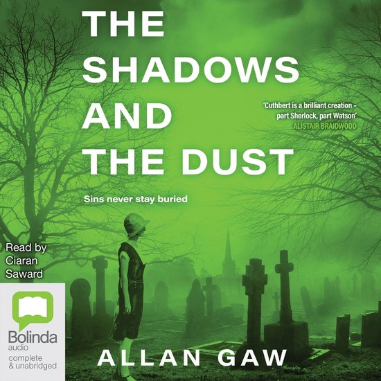Boekomslag van "The Shadows and the Dust" met een grafzerk en een vrouw in een kleding uit de jaren '20.