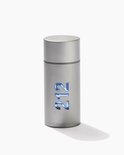 Zilverkleurige parfumfles met blauwe '212' inscriptie.