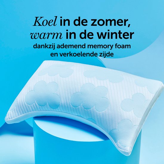 Lichtblauw Cloudpillo hoofdkussen met wolkjesmotief, op een blauwe sokkel. Tekst: Koel in de zomer, warm in de winter dankzij ademend memory foam en verkoelende zijde.