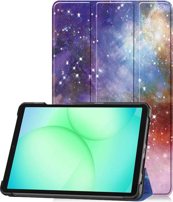 Tablet hoes met een paarse, blauwe en roze sterrenhemel print. De hoes is geopend en toont een tablet.
