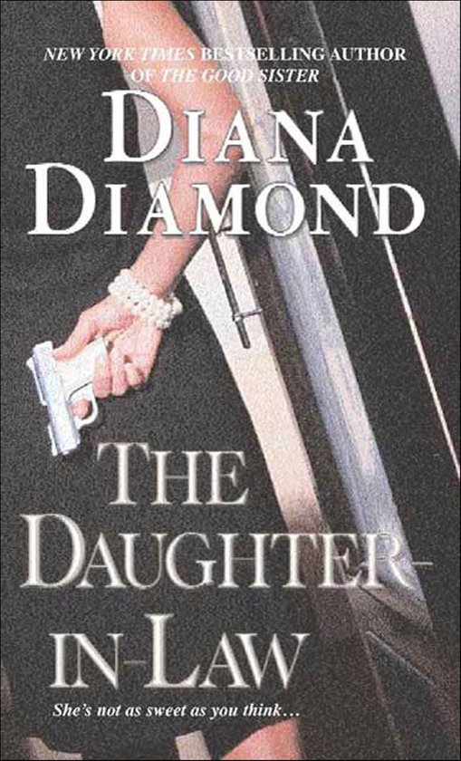Boekomslag 'The Daughter-In-Law' door Diana Diamond. Vrouw met parelarmband houdt een pistool vast.