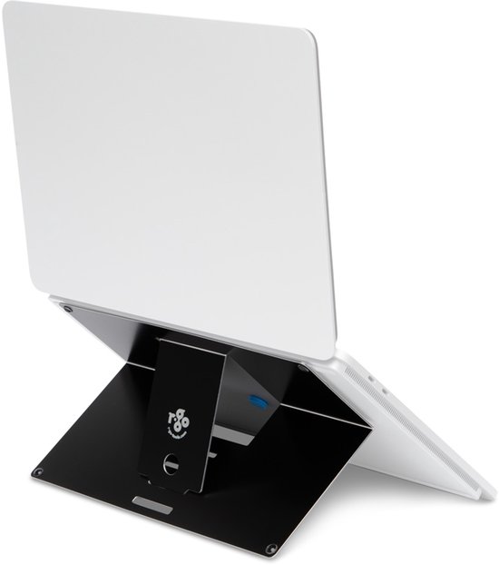 Zwarte laptopstandaard met een witte laptop erop.