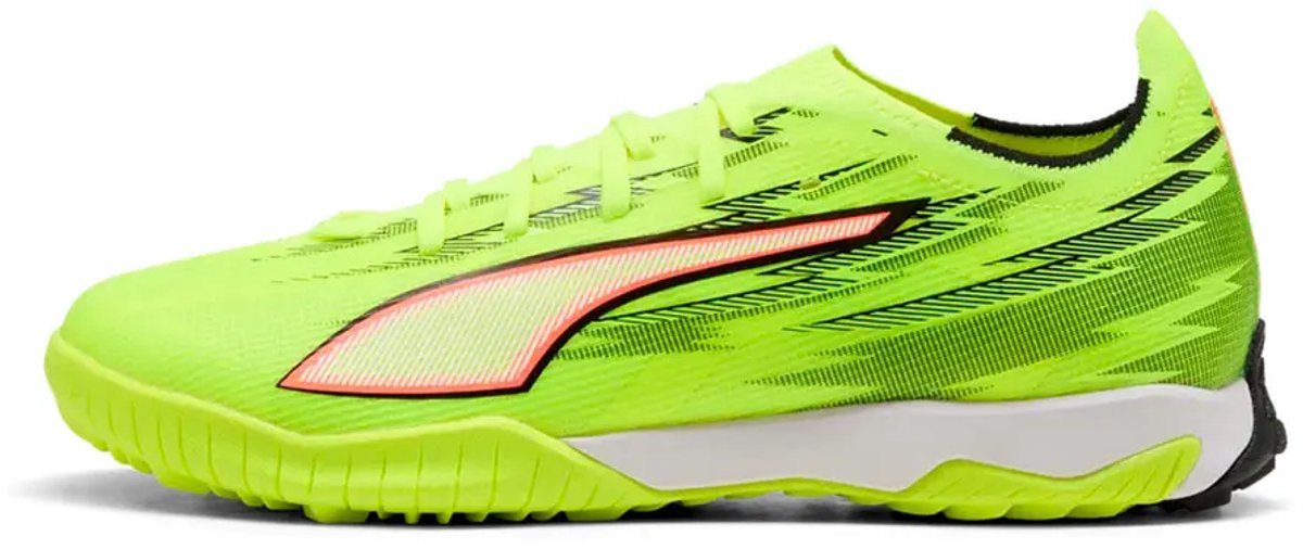 Puma Ultra 6 Match TF voetbalschoenen in groen, lichtgewicht mesh bovenwerk en stabiliserend ondersteuningsframe.