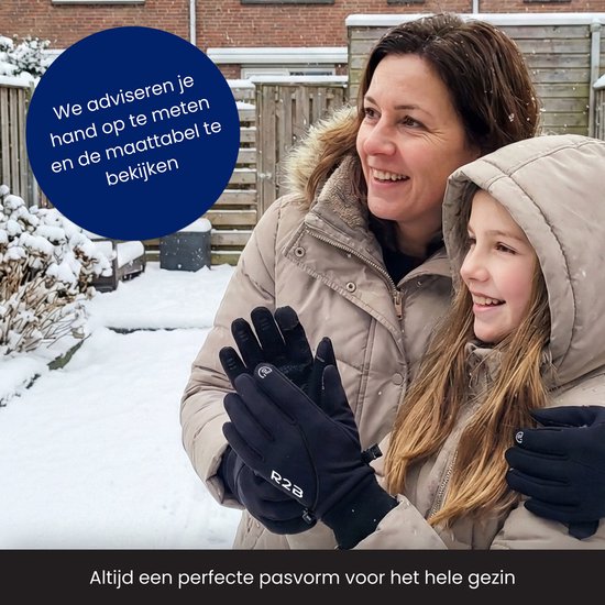 Vrouw en meisje met zwarte R2B handschoenen in de sneeuw, met de tekst "We adviseren je hand op te meten en de maattabel te bekijken".