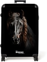 NoBoringSuitcases.com® - Koffer groot - Reiskoffer lichtgewicht - Portret Fries paard op zwarte achtergrond - Rolkoffer met 4 wielen - Grote trolley XL - 98 liter bagage