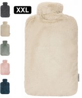 XXL zandkleurige kruik met zachte hoes van imitatiebont, naast vier kleinere kruiken in verschillende kleuren.
