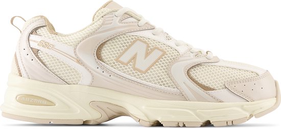 Zijzicht van een crème New Balance 530 sneaker met beige details en mesh.
