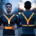 Man van voren en achteren met oranje R2B hardloopvest met verlichting en reflecterende strepen.