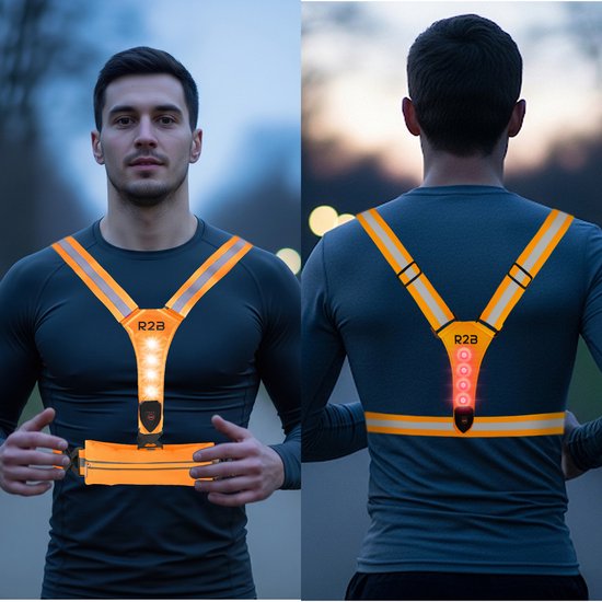 Man van voren en achteren met oranje R2B hardloopvest met verlichting en reflecterende strepen.