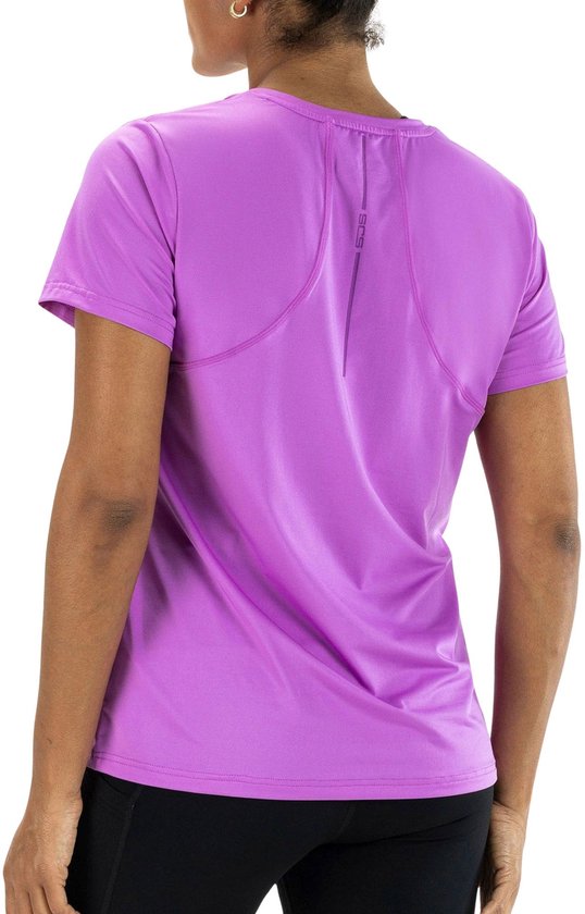 Vrouwen dragen een lichtpaarse sportshirt met V-hals, korte mouwen en reflecterende details op de rug.