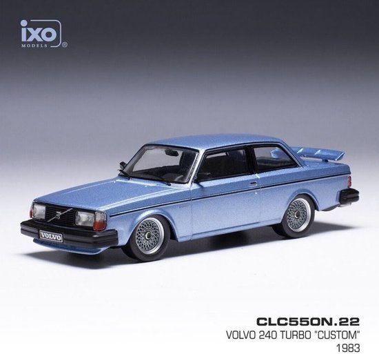 Blauw metallic schaalmodel van een Volvo 240 Turbo Custom 1983 met IXO Models logo.