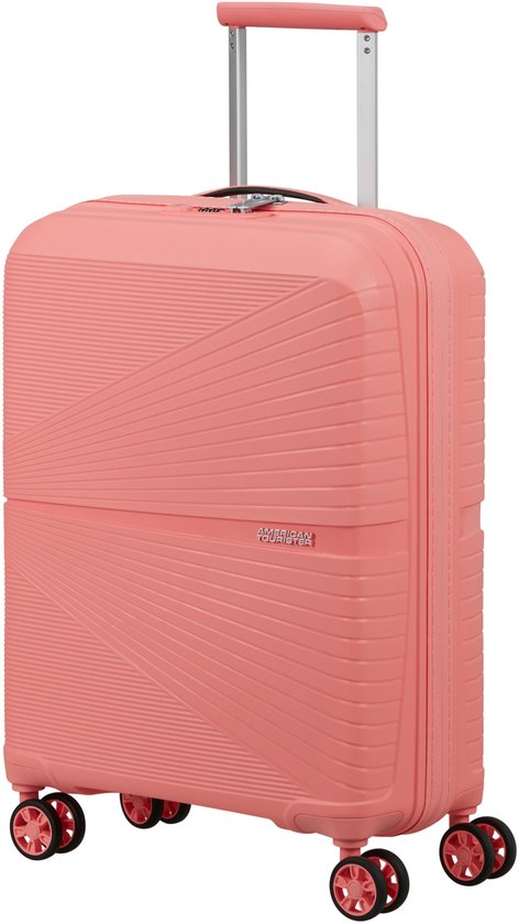 Roze koffer met uitschuifbaar handvat, vier wielen en Amerikaans Tourister logo.