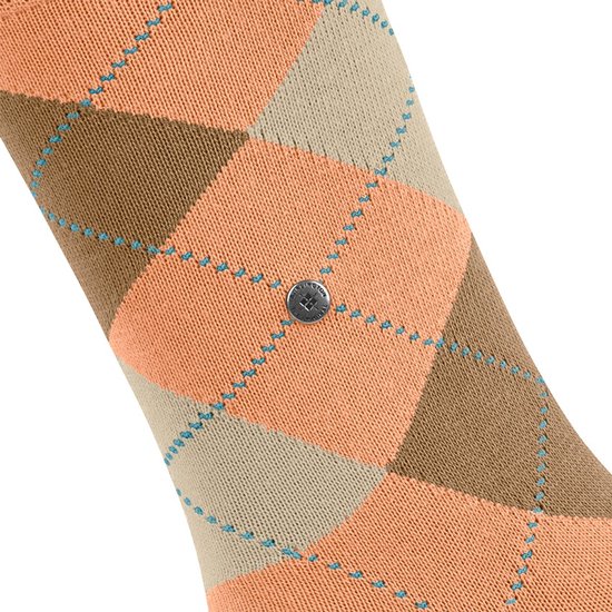 Detail van oranje Burlington Queen sok met ruitpatroon en knoopje.