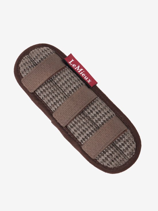 Bruine neusriemonderlegger met mesh-structuur, drie bevestigingsbandjes en een rood 'LeMieux'-label.