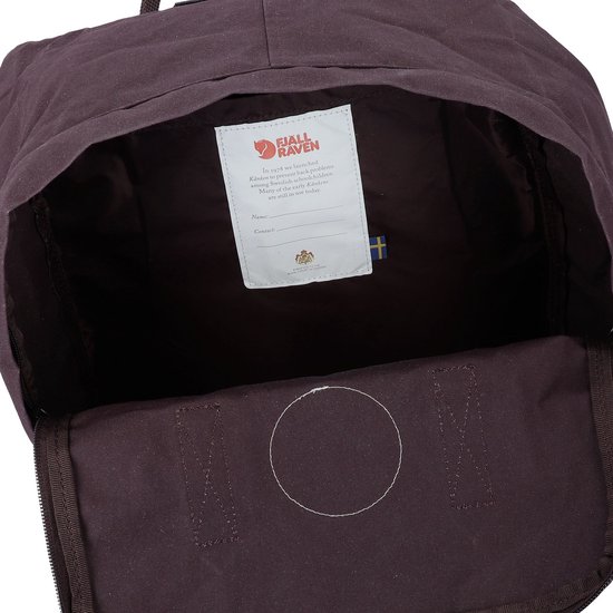 Binnenkant van een paarse Fjällräven Kånken rugzak, open met een label.