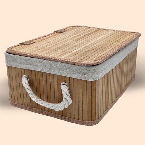 Een naturel bamboe opbergmand met stoffen rand en touw handvat.