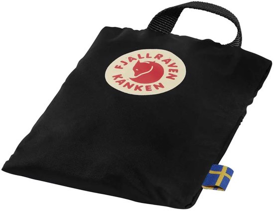 Zwarte regenhoes met Fjallraven Kanken logo en Zweedse vlag. Met lus om vast te houden.