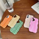 Vier telefoonhoesjes met strepen in verschillende kleuren: oranje, geel, groen en roze.