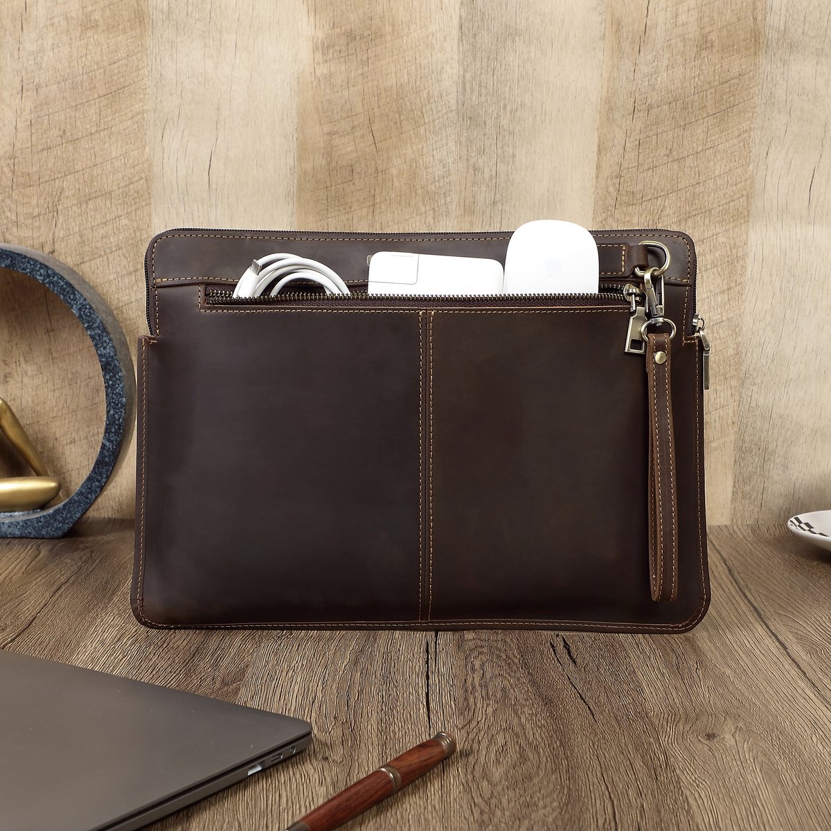 Leren Laptophoes 14.2 Inch –Hoogwaardig Volnerfleer – Slanke Sleeve met Gevoerd Vak & Grote Ritsvak– Donkerbruin
